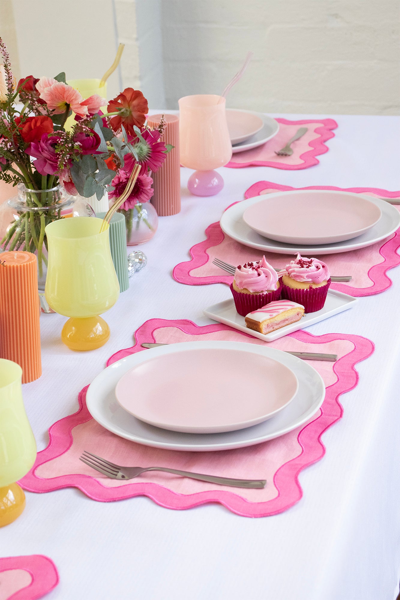 Scalloped Linen Placemat Set