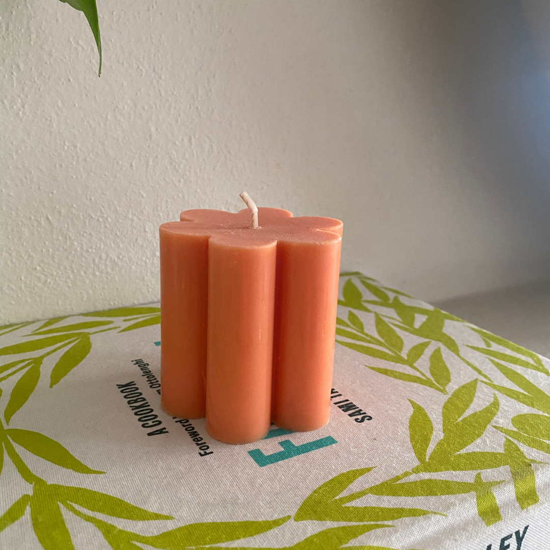 Daisy Pillar Candle